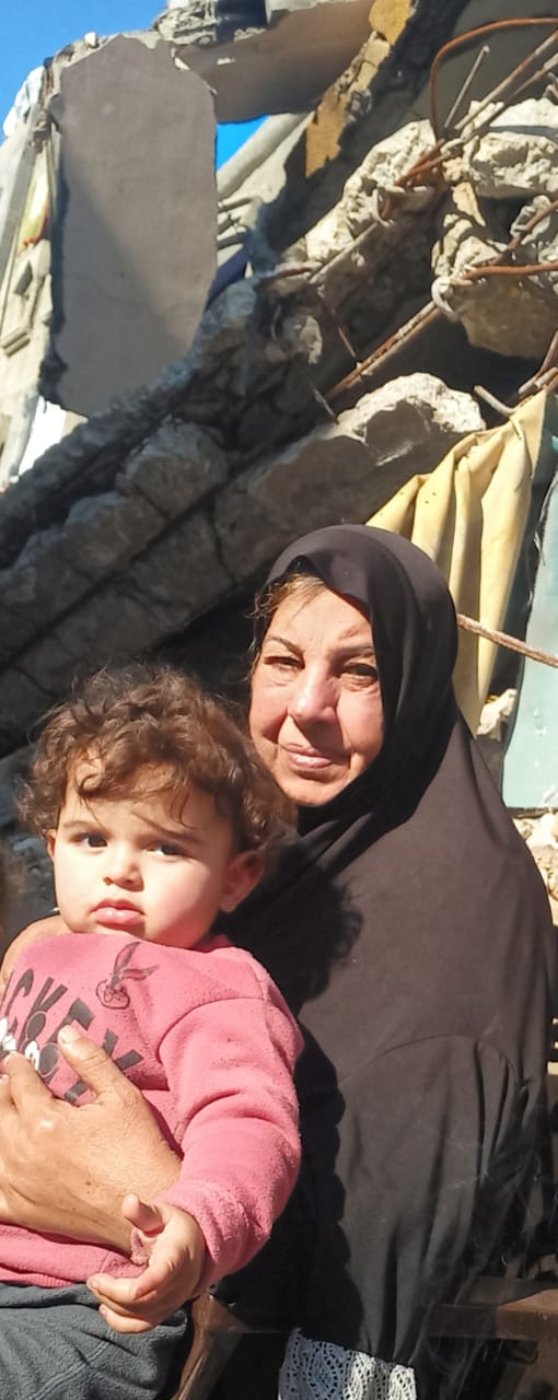 الطفلة سلام مع جدتها